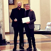 Giorgio Caporaso riceve il premio Top Design of the Year da Sergio Costa di Associazione Culturale Plana