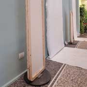 Installazione di Giorgio Caporaso: separatore di ambienti realizzato in legno certificato PEFC e rivestito con uno speciale tessuto denim sviluppato da Candiani Denim Group.
