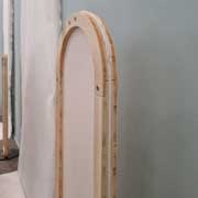 Particolare del paravento Glacier progettato da Giorgio Caporaso, realizzato in legno certificato PEFC e rivestito con uno speciale tessuto denim sviluppato da Candiani Denim Group.