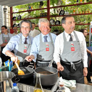 La sfida ai fornelli tra il sindaco di Milano Giuseppe Sala, il presidente di Regione Lombardia Attilio Fontana e il presidente di Confcommercio e della Camera di commercio di Milano Carlo Sangalli