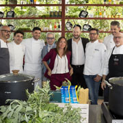 Gli chef stellati Andrea Aprea, Tommaso Arrigoni, Andrea Berton e Claudio Sadler e la presentatrice Camila Raznovich con Giorgio Caporaso. Milano Palazzo Bovara. photo Daniela Berruti