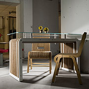 More Plus Desk, tavolo in cartone e vetro e sedie Less in cartone per lo Spazio Meazza 2018. Design Giorgio Caporaso. Photo Daniela Berruti