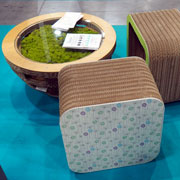 Tavolino con licheni e sedute in cartone Lessmore, un esempio di economia circolare - Design Giorgio Caporaso
