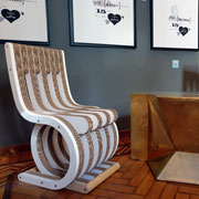 Le sedie in cartone Twist disegnate per Lessmore nello spazio memoREbilia durante la settimana del design 2021