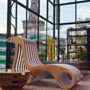 X2Chair: chaise longue in cartone  con finiture in foglia oro di Lessmore progettata da Giorgio Caporaso per Privitera Eventi. Milano Piazza Castello. DDN Phutura | Milano Design Week 2019