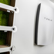 Sistema espositivo per batteria Tesla - design Giorgio caporaso by Lessmore per Elmec Solar