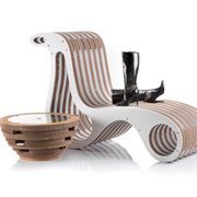 X2Chair chaise longue in cartone con finiture in legno laccato bianco e tavolino Tappo. Design: Giorgio Caporaso per Lessmore