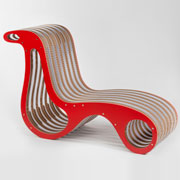 X2Chair chaise longue in cartone con finiture in legno laccato rosso. Design: Giorgio Caporaso per Lessmore